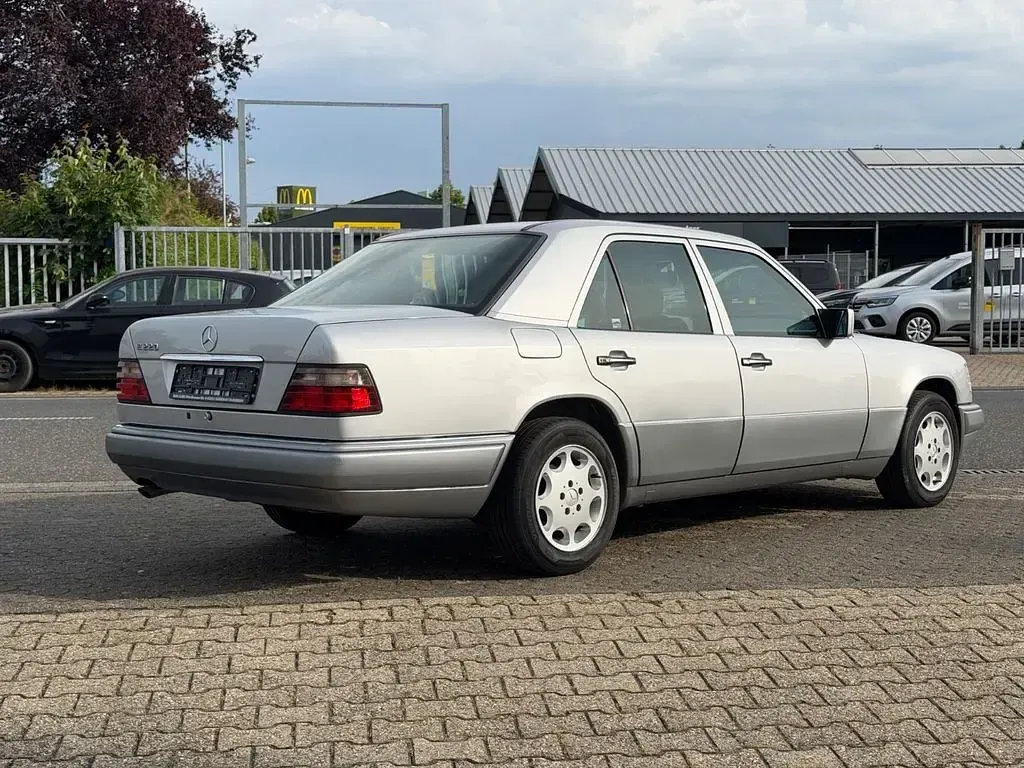 Gebraucht Mercedes E220 150 PS (110 kW) 1994 Silber Limousine