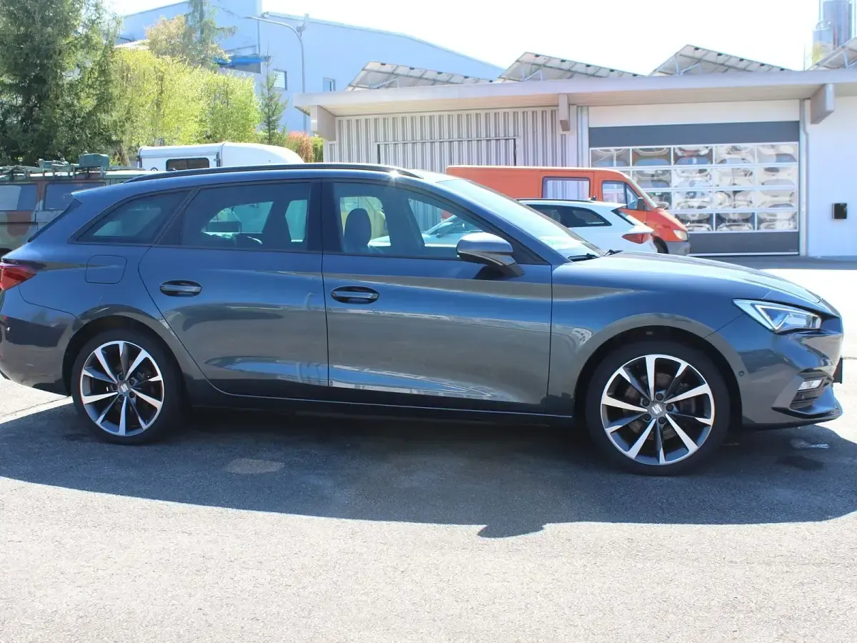 Gebraucht Seat Leon FR 204 PS (150 kW) 2021 Grau ("magnetic" grau metallic) grau (alcantara) Kombi