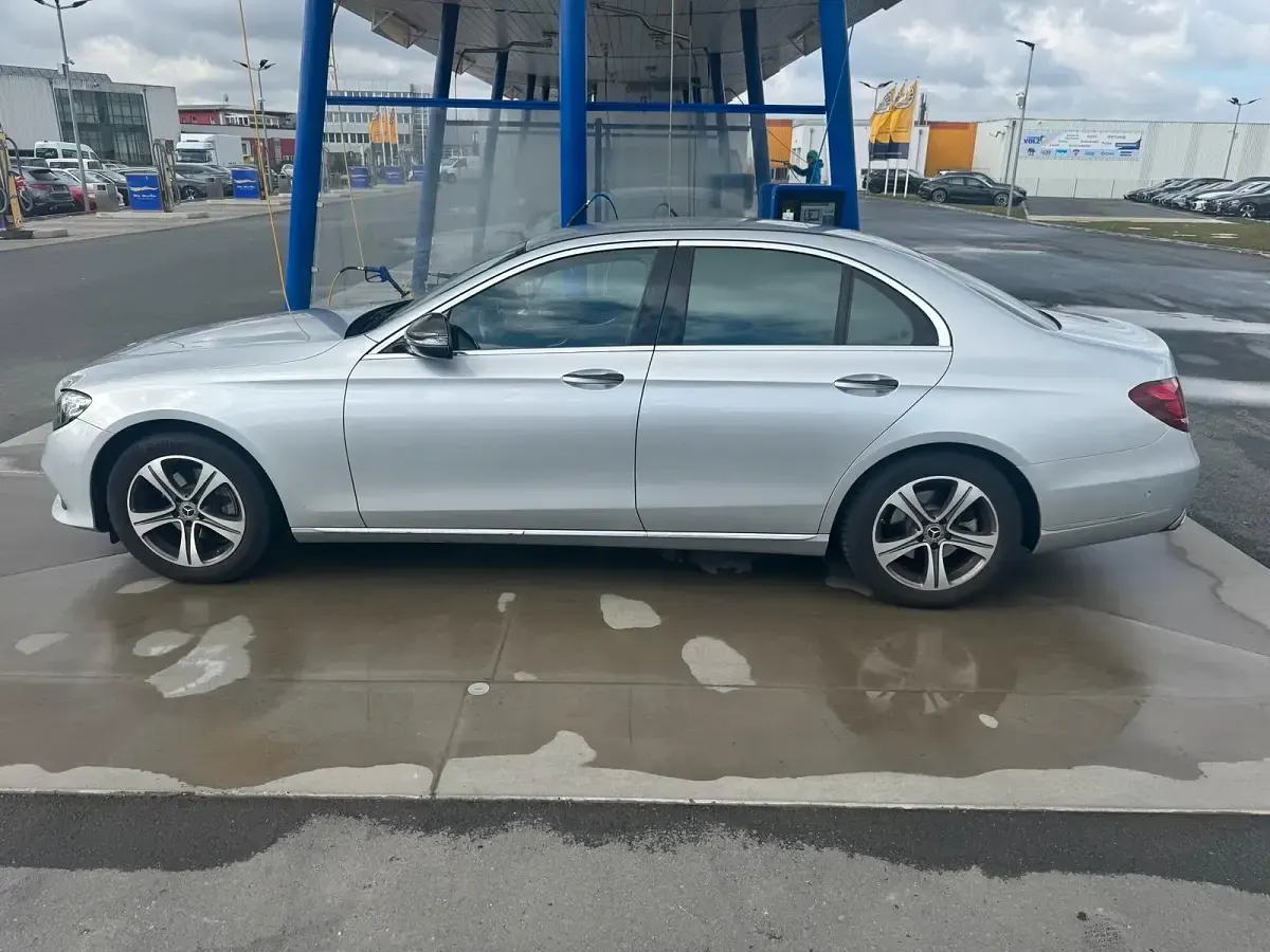 Używany Mercedes E200 184 KM (135 kW) 2018 Srebrny Sedan/Limuzyna