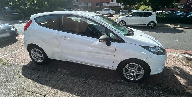 Gebraucht Ford Fiesta 70 PS (51 kW) 2011 Weiß Kleinwagen