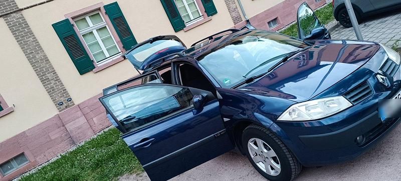 Blau Gebraucht 2004 Renault Mégane GrandTour Kombi | 2.550 € - Bild 1/4