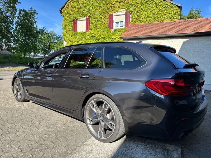 Grau Gebraucht 2018 BMW M550 Performance Limousine | 25.900 € (Guter Preis) - Bild 1/4