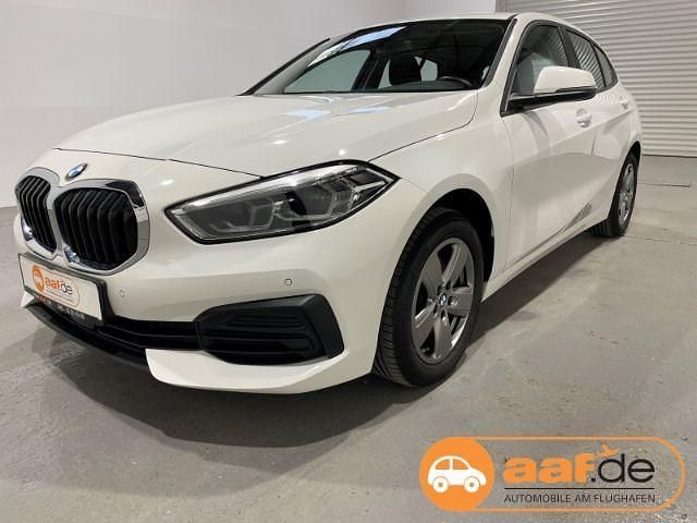 Weiss Gebraucht 2022 BMW 118 Advantage Kleinwagen | 20.500 € (Superpreis) - Bild 1/4