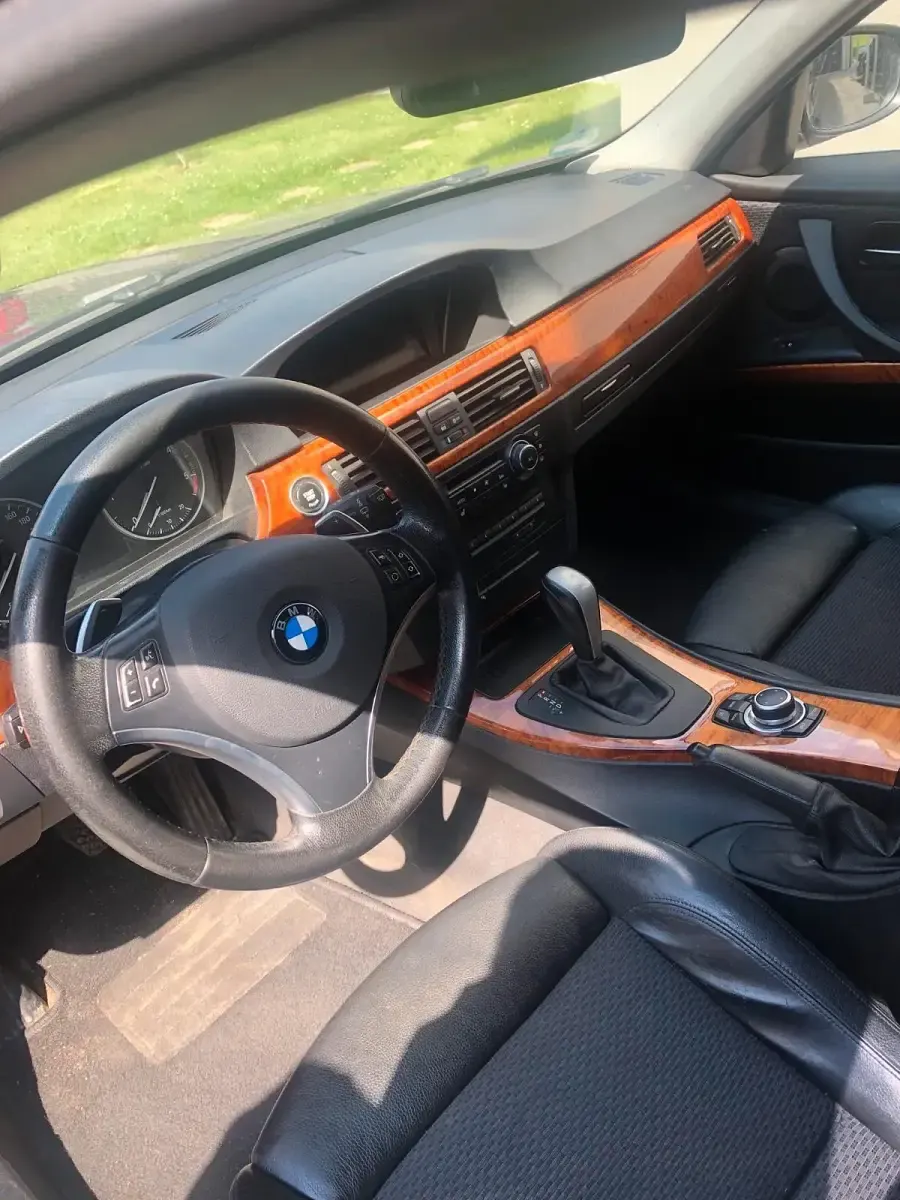 Gebraucht BMW 320 184 PS (135 kW) 2011 Schwarz Kombi