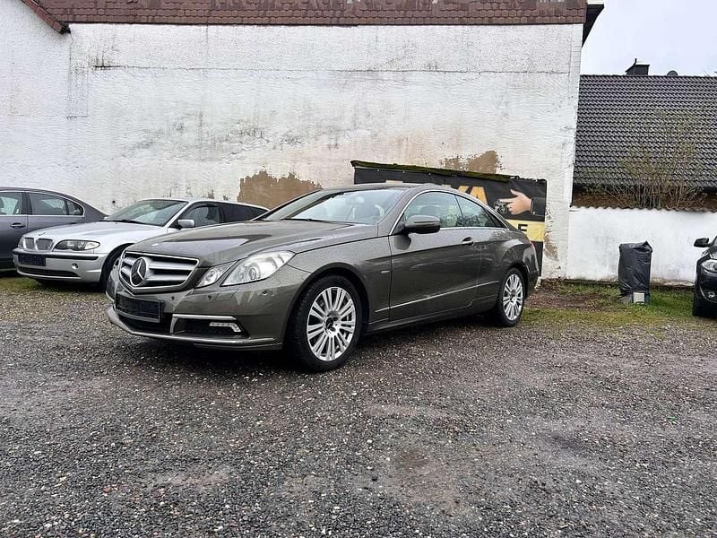 Gebraucht Mercedes E250 Elegance 204 PS (150 kW) 2009 Grau Coupé