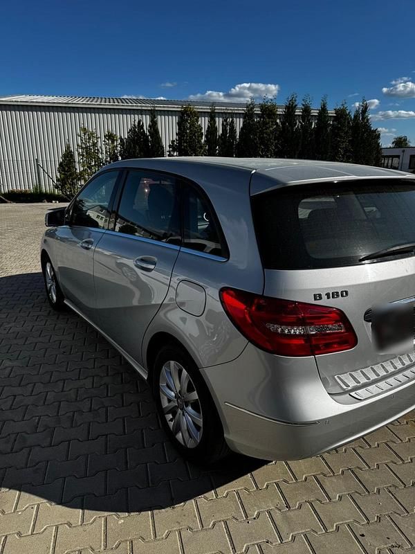 Gebraucht Mercedes B180 122 PS (89 kW) 2013 Silber Van / Kleinbus
