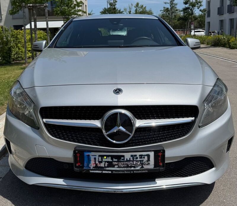 Silber Gebraucht 2016 Mercedes A180 Limousine | 12.950 € (Fairer Preis) - Bild 1/4