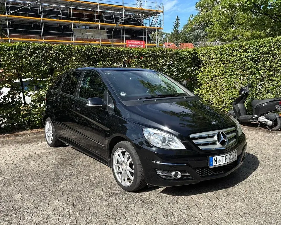 Gebraucht Mercedes B180 116 PS (85 kW) 2011 Schwarz Kleinwagen