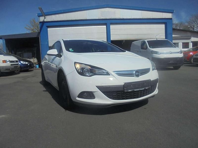 Gebraucht Opel Astra GTC Active 140 PS (102 kW) 2013 Schneeweiss/summitwhite/arctic Coupé