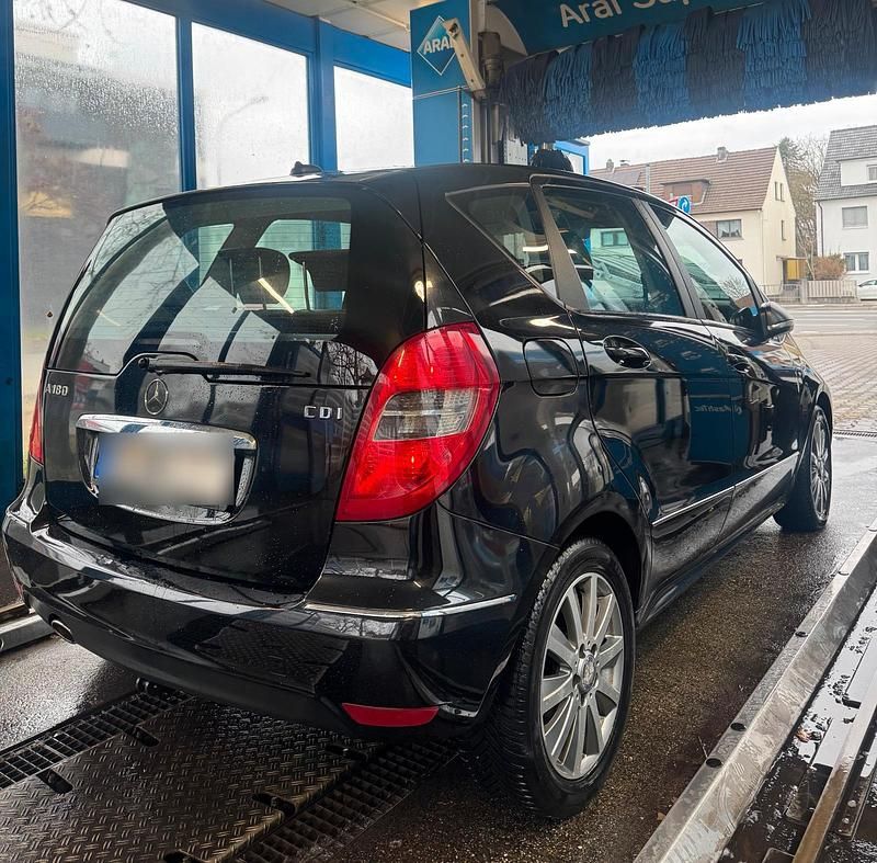 Schwarz Gebraucht 2011 Mercedes A180 Kleinwagen | 2.200 € (Teuer) - Bild 1/4