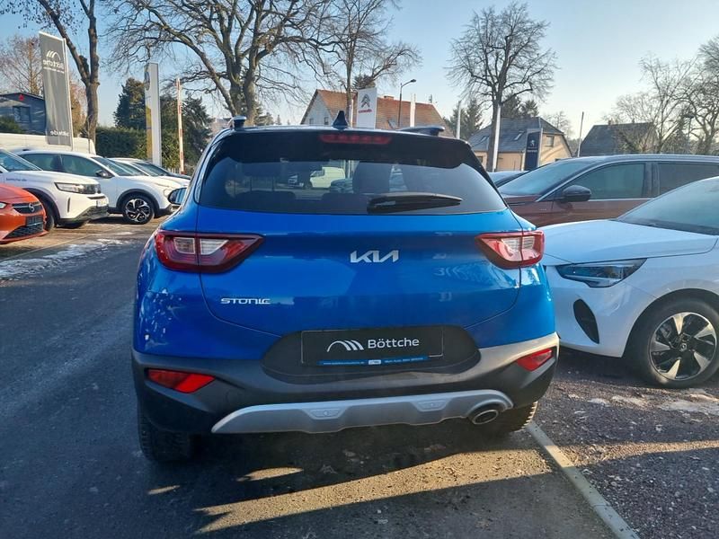 Gebraucht Kia Stonic Spirit 120 PS (88 kW) 2023 (bsp) bathysblau met./schwarz SUV