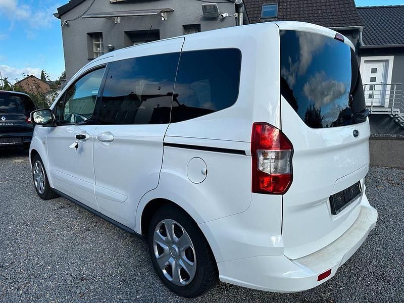 Gebraucht Ford Tourneo Courier Trend 95 PS (69 kW) 2017 Weiß Van / Kleinbus