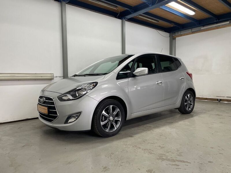 Silber Gebraucht 2017 Hyundai ix20 Van / Kleinbus | 11.500 € (Fairer Preis) - Bild 1/4
