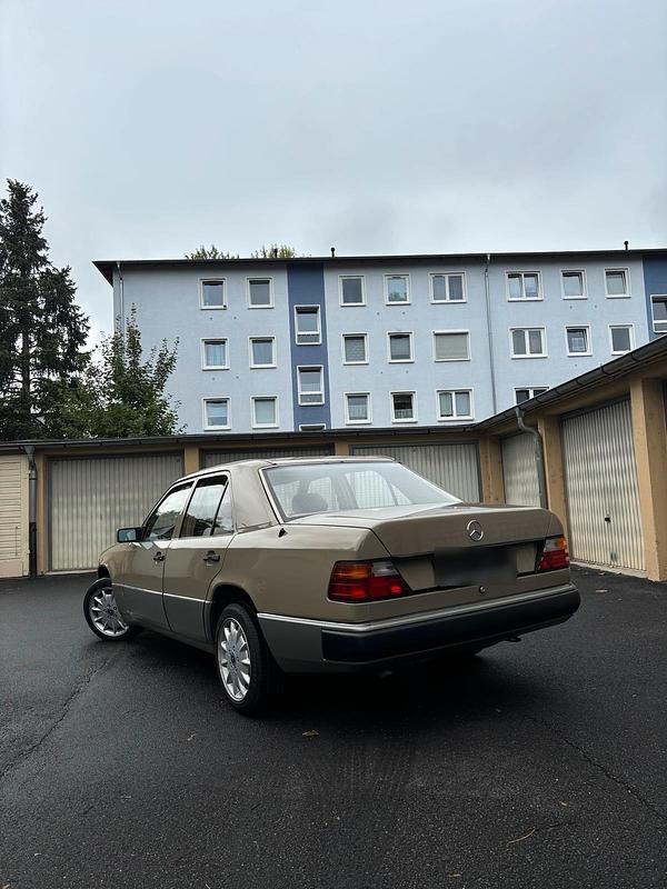 Gebraucht Mercedes 200 75 PS (55 kW) 1991 Beige Limousine