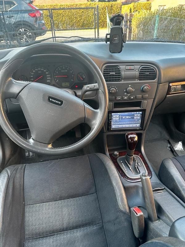 Second-hand Volvo V40 122 CP (89 kW) 2003 Negru Break