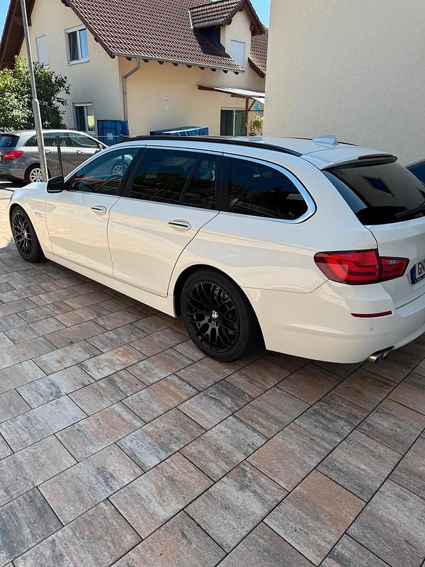 Weiß Gebraucht 2010 BMW 520 Comfort Edition Kombi | 9.900 € (Etwas zu teuer) - Bild 1/4