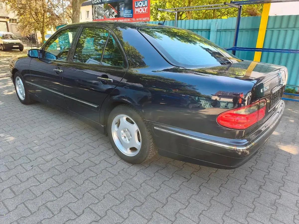 Gebraucht Mercedes E320 224 PS (164 kW) 2001 Blau Limousine