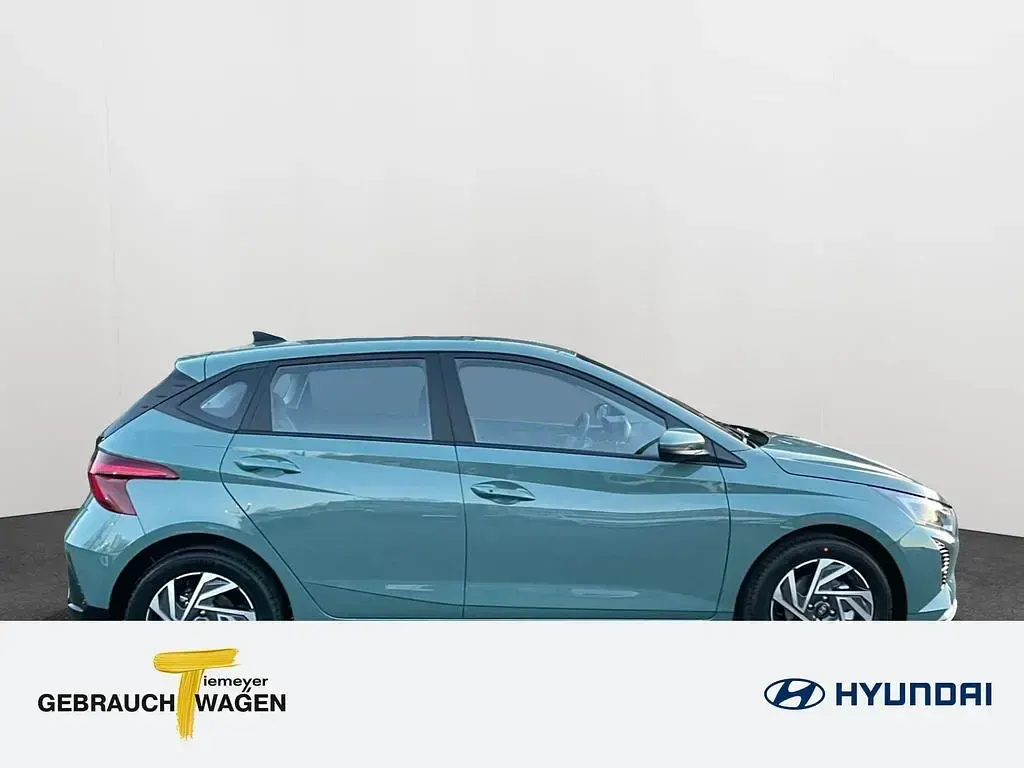 Gebraucht Hyundai i20 Comfort 101 PS (74 kW) 2024 Dragon red Kleinwagen