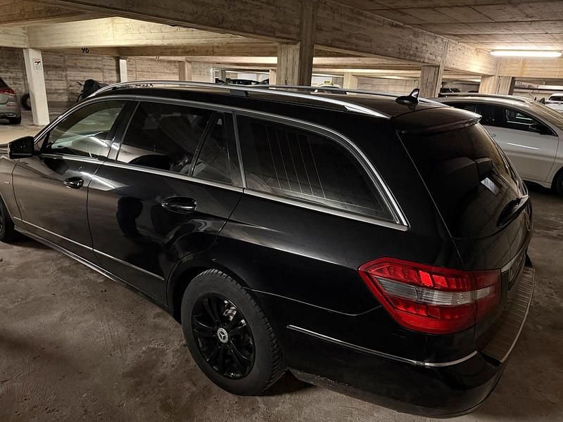 Second-hand Mercedes E200 136 CP (100 kW) 2011 Negru Break