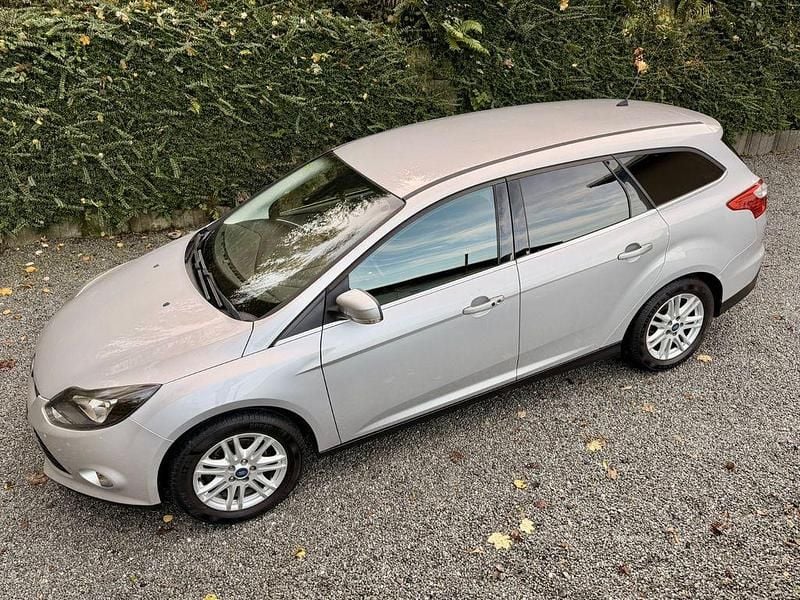 Grau Gebraucht 2014 Ford Focus Titanium Limousine | 6.400 € (Fairer Preis) - Bild 1/4