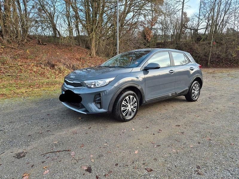 Grau Gebraucht 2021 Kia Stonic Edition 7 SUV | 13.999 € (Fairer Preis) - Bild 1/4