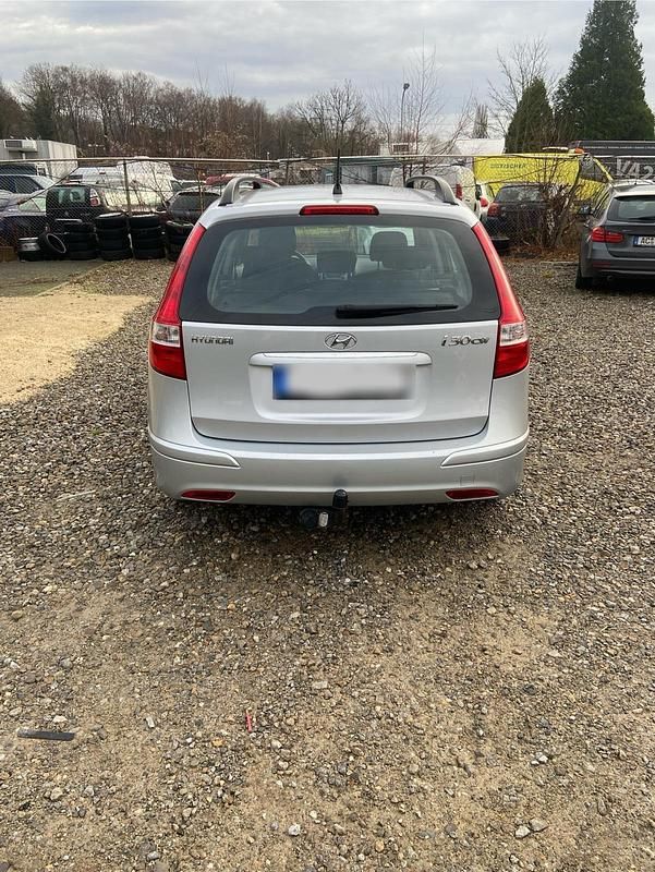 Grau Gebraucht 2012 Hyundai i30 Kombi | 4.400 € (Fairer Preis) - Bild 1/4
