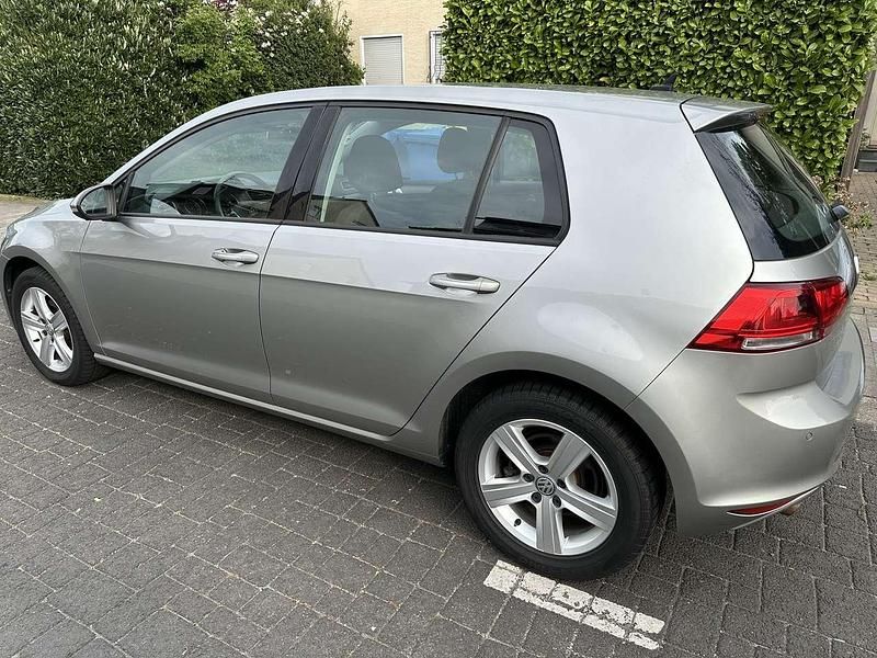 Grau Gebraucht 2016 VW Golf VII Comfortline Kleinwagen | 11.000 € (Superpreis) - Bild 1/4