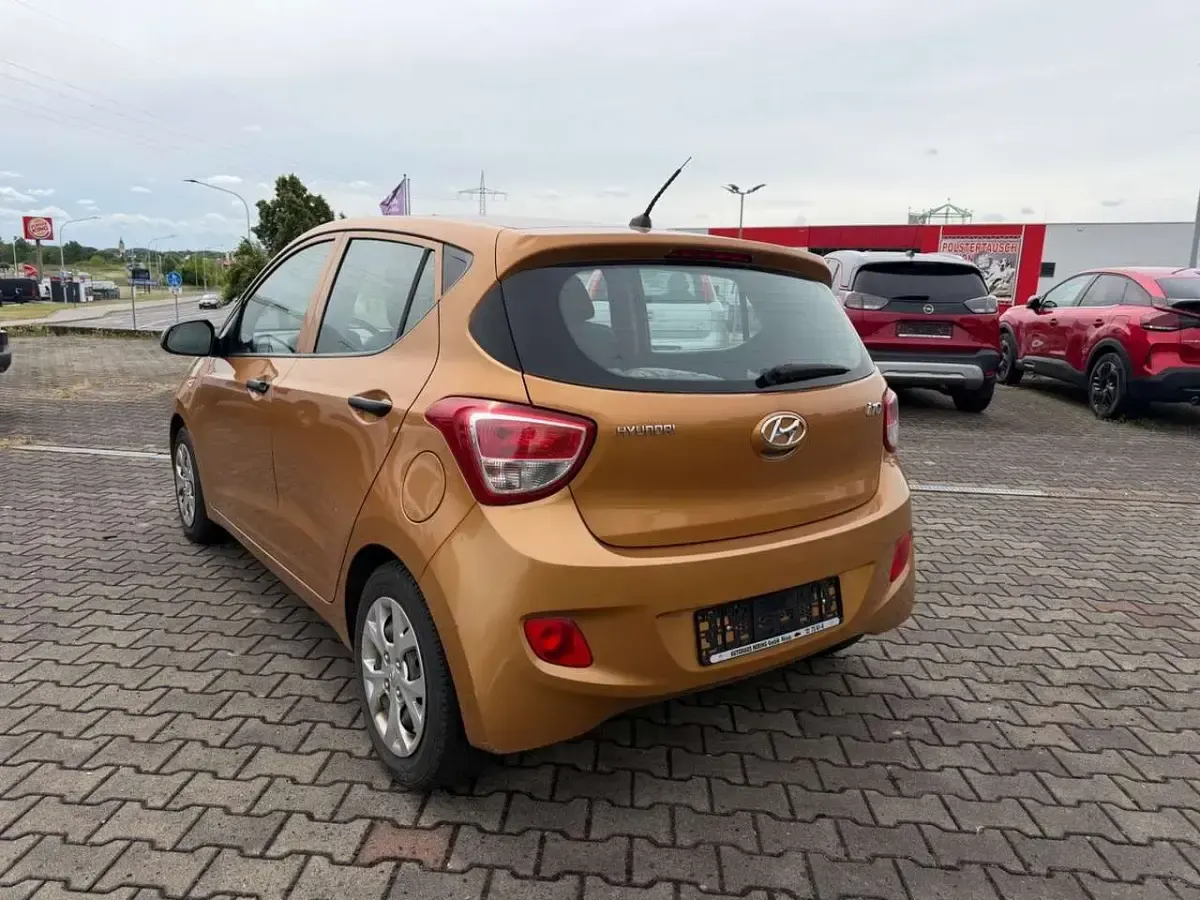 Gebraucht Hyundai i10 Classic 67 PS (49 kW) 2015 Mandarin orange/copper gold Kleinwagen
