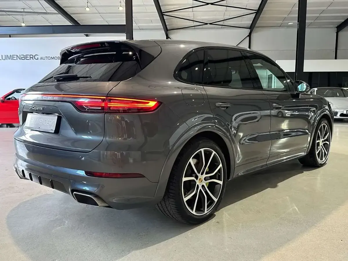 Gebraucht Porsche Cayenne E-Hybrid 462 PS (339 kW) 2022 Quarzitgrau SUV