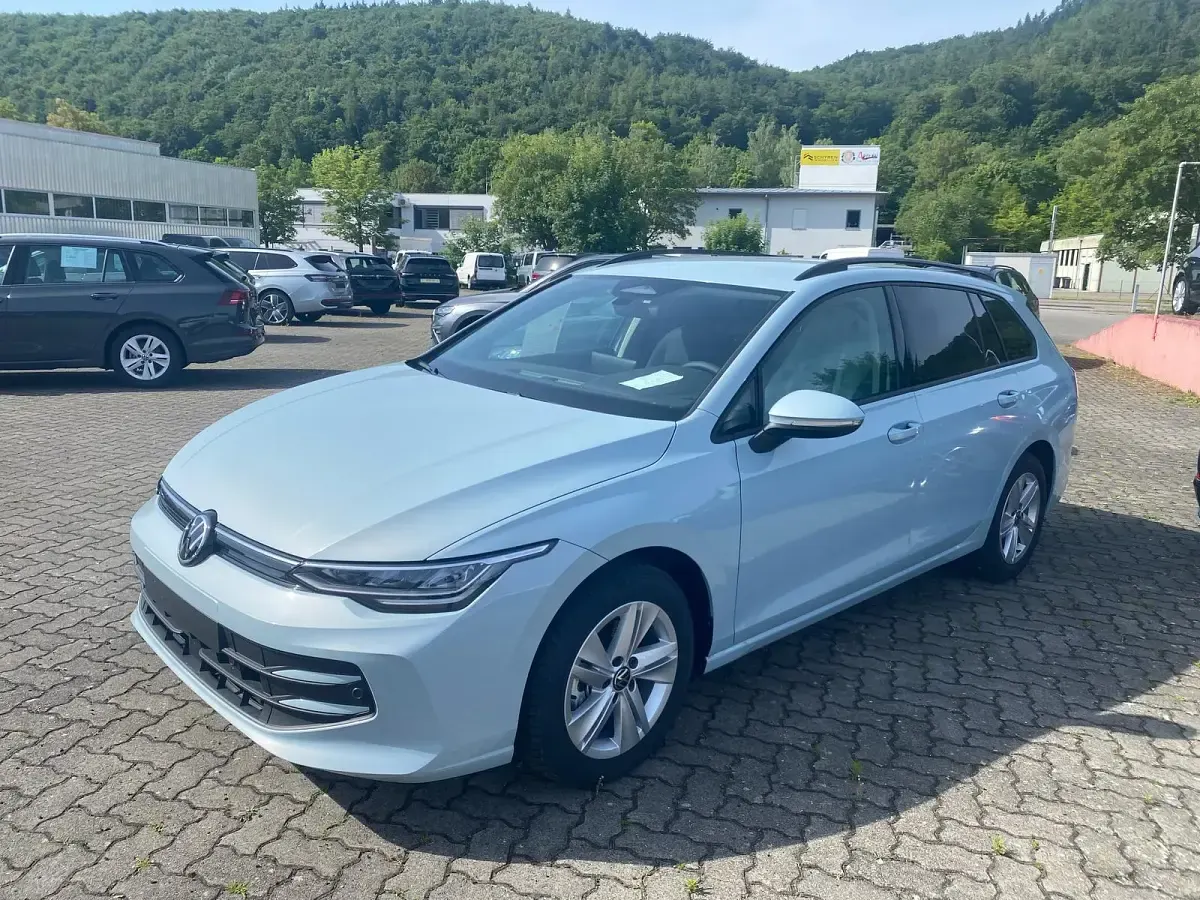 Neu VW Golf VIII Goal 150 PS (110 kW) 2026 Crystal ice blue metallic Kombi