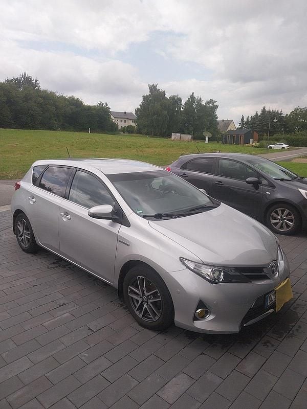 Silber Gebraucht 2015 Toyota Auris Hybrid Kleinwagen | 11.500 € (Superpreis) - Bild 1/4