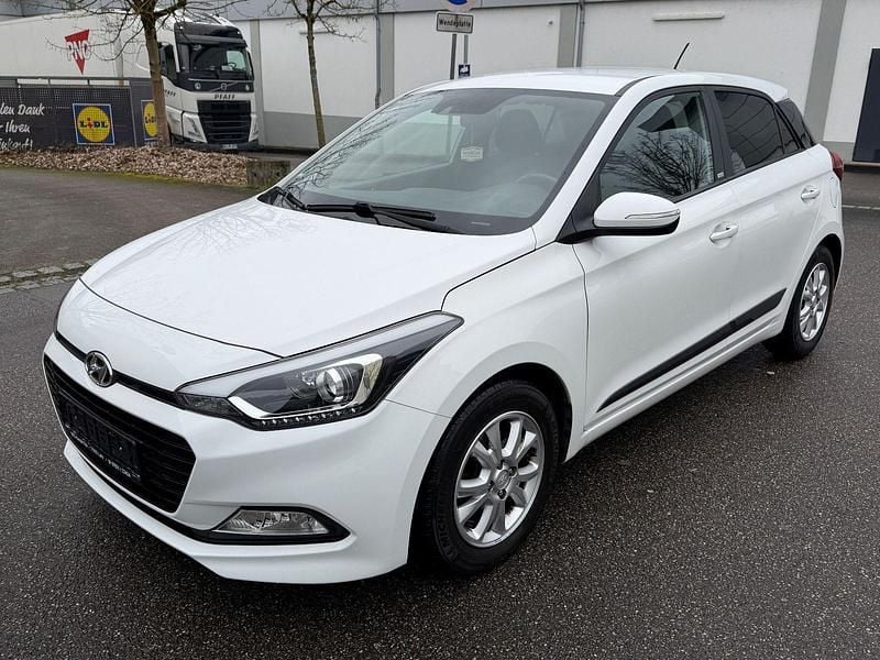 Gebraucht Hyundai i20 Passion 101 PS (74 kW) 2017 Weiß Kleinwagen