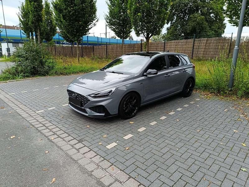 Grau Gebraucht 2021 Hyundai i30 N Line Limousine | 22.400 € (Etwas zu teuer) - Bild 1/4