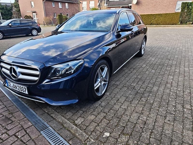 Gebraucht Mercedes E220 194 PS (142 kW) 2017 Blau Kombi