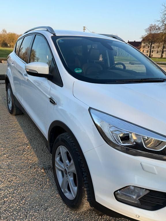 Gebraucht Ford Kuga Trend 150 PS (110 kW) 2017 Weiß SUV