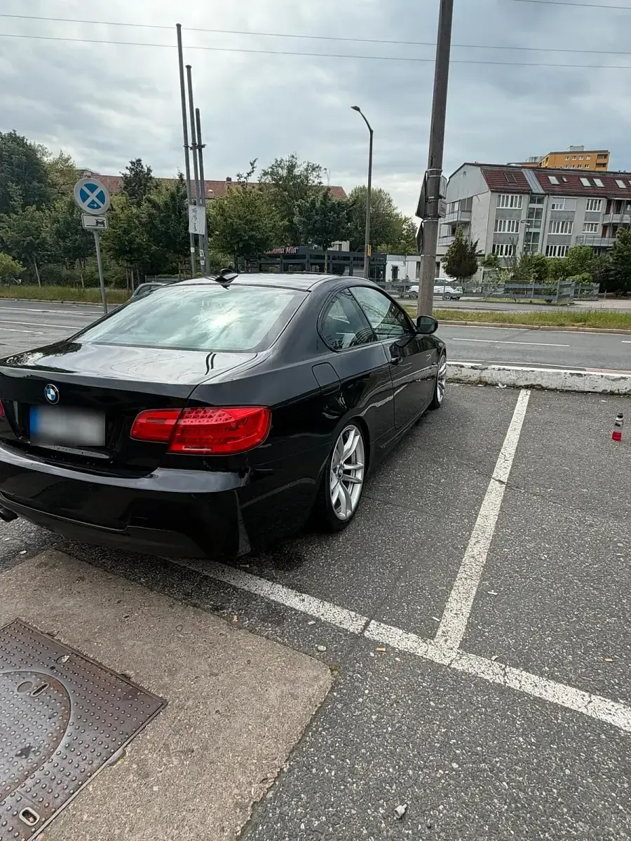 Gebraucht BMW 330 245 PS (180 kW) 2011 Schwarz Coupé