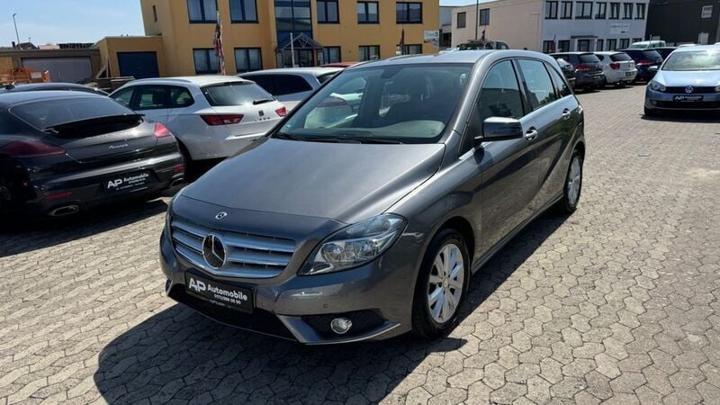 Mountaingrau met. Gebraucht 2013 Mercedes B180 Van / Kleinbus | 3.300 € - Bild 1/4