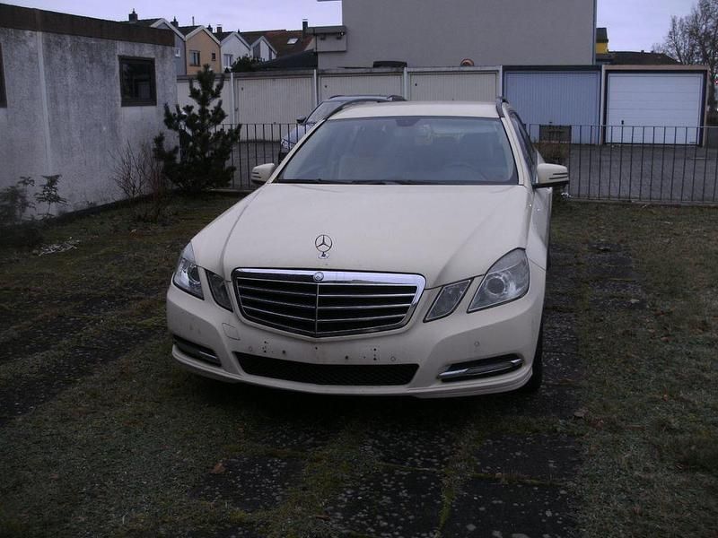 Gelb Gebraucht 2011 Mercedes E200 Limousine | 3.300 € - Bild 1/4