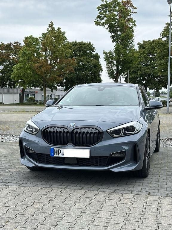 Grau Gebraucht 2024 BMW 120 M Sport Kleinwagen | 34.900 € (Etwas zu teuer) - Bild 1/4