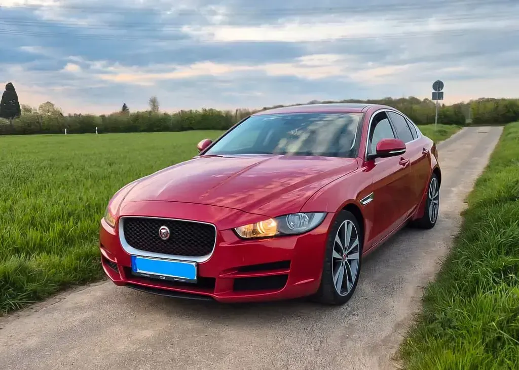 Gebraucht Jaguar XE Prestige 179 PS (131 kW) 2016 Rot Limousine