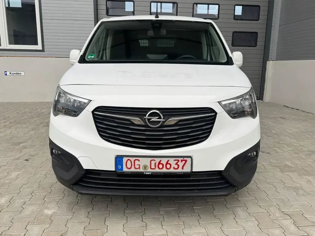 Używany Opel Combo Edition 131 KM (96 kW) 2020 Biały Minivan