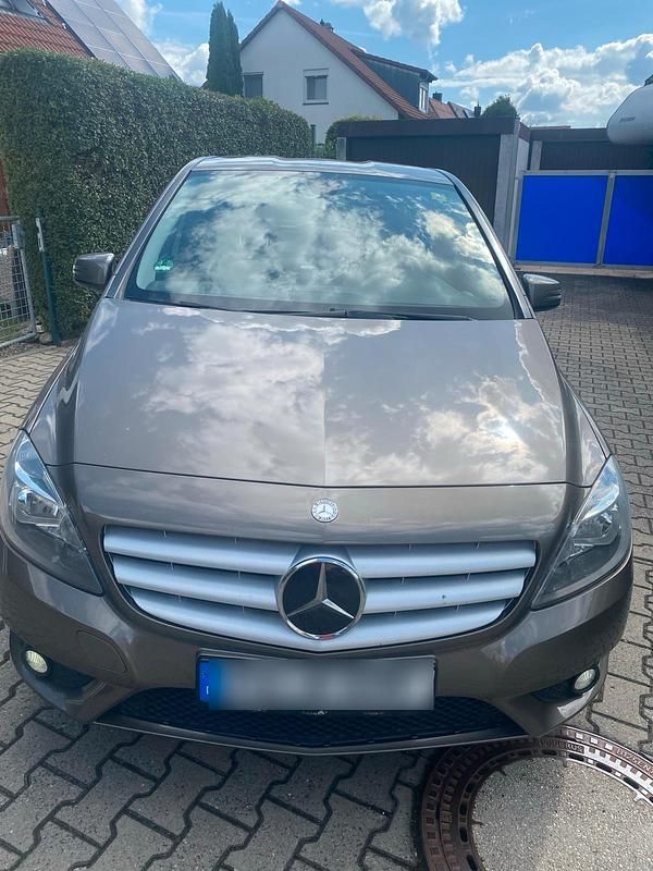 Braun Gebraucht 2012 Mercedes B180 Van / Kleinbus | 5.450 € (Fairer Preis) - Bild 1/4