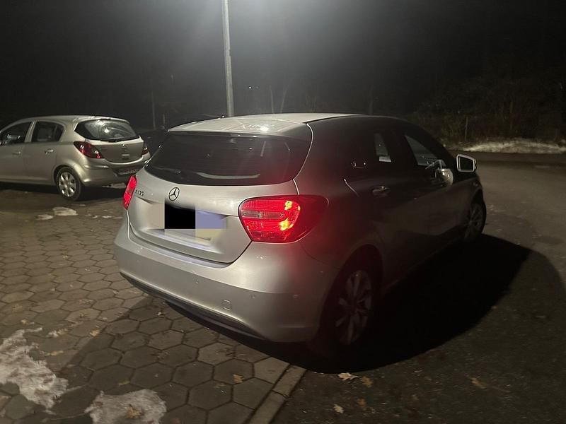 Gebraucht Mercedes A180 132 PS (97 kW) 2013 Silber Kleinwagen