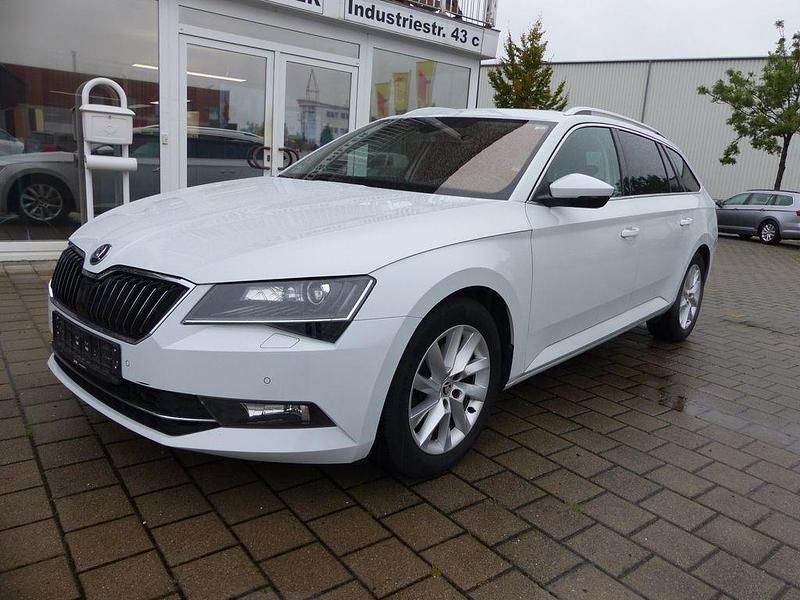 Weiß Gebraucht 2019 Skoda Superb Style Kombi | 13.800 € (Teuer) - Bild 1/4
