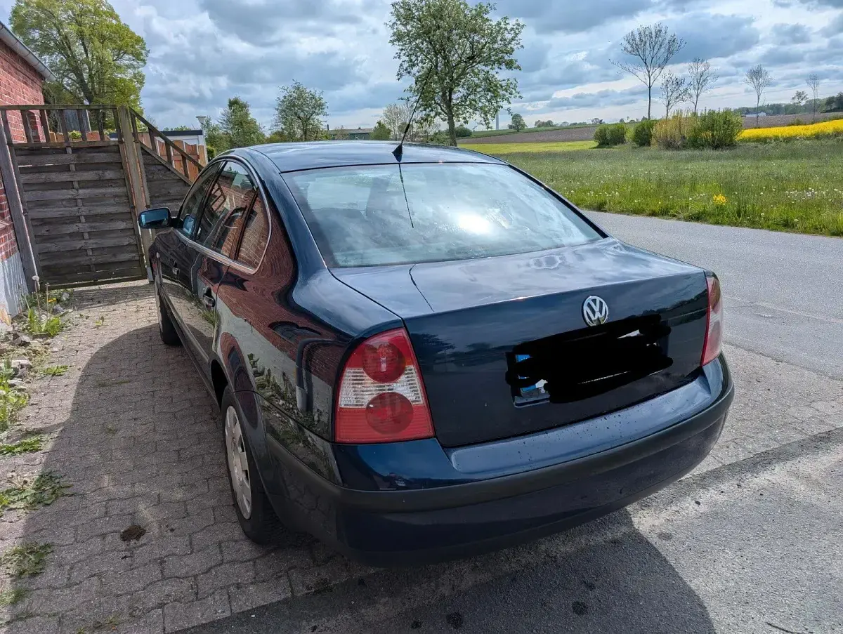 Gebraucht VW Passat Basis 102 PS (75 kW) 2001 Blau Limousine