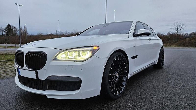Weiß Gebraucht 2014 BMW 740 Comfort Edition Limousine | 29.999 € - Bild 1/4