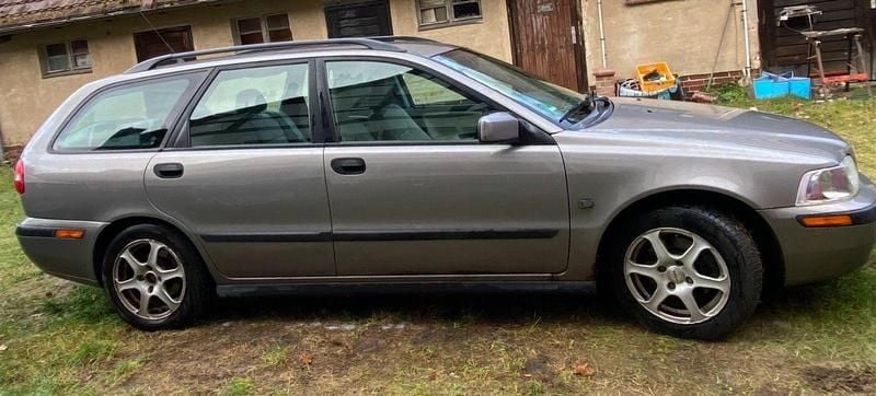 Grau Gebraucht 2003 Volvo V40 Kombi | 900 € (Guter Preis) - Bild 1/4