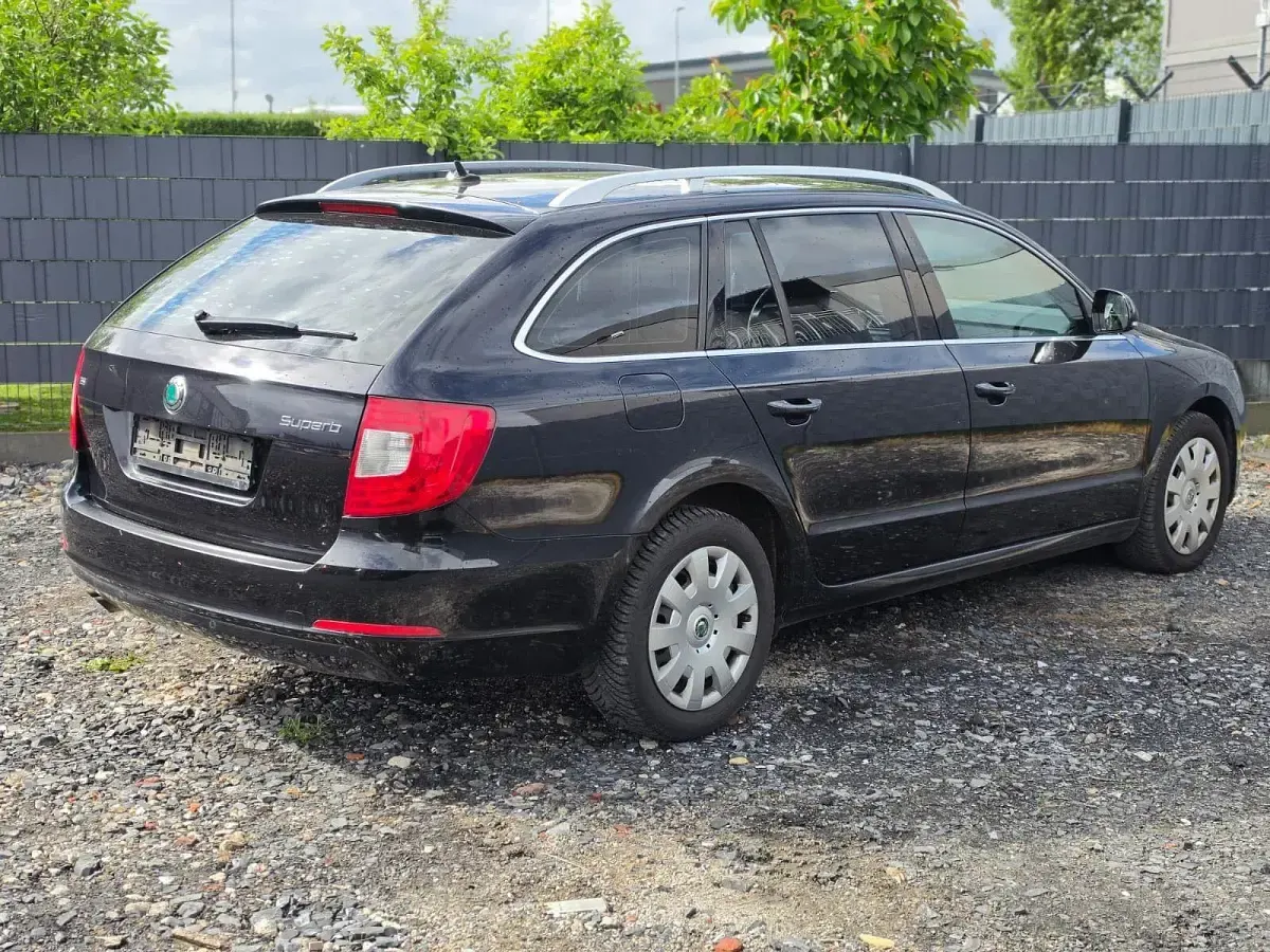 Gebraucht Skoda Superb Comfort 125 PS (91 kW) 2010 Schwarz Kombi