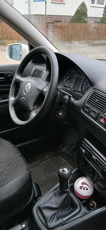 Weiß Gebraucht 2002 VW Golf Limousine | 1.100 € (Fairer Preis) - Bild 1/4