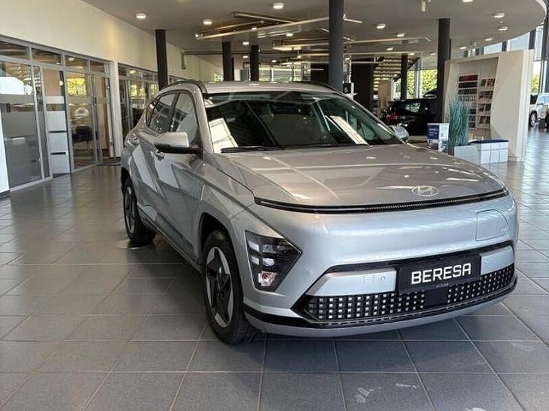 Shimmering silver / met Neu 2025 Hyundai Kona SUV | 34.980 € (Fairer Preis) - Bild 1/4